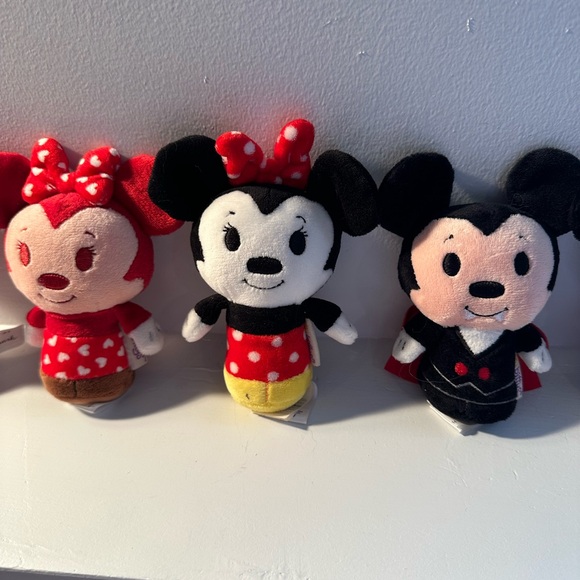 Sweet set of 5 Mickey and Minnie, lovable Hallmark itty bitty’s ♥️✨ Free gifts!! - Picture 3 of 9